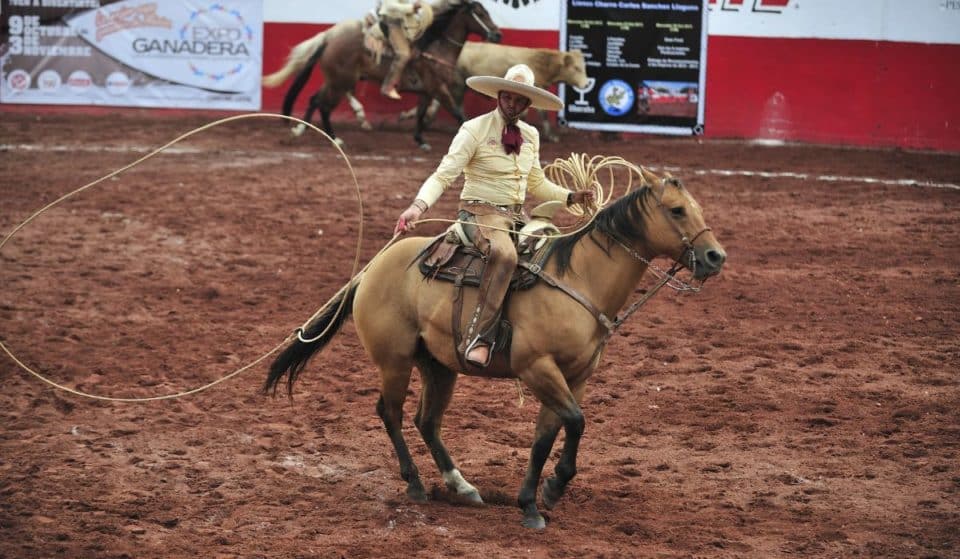 ¡Habrá charreada gratuita con show de escaramuzas y música!