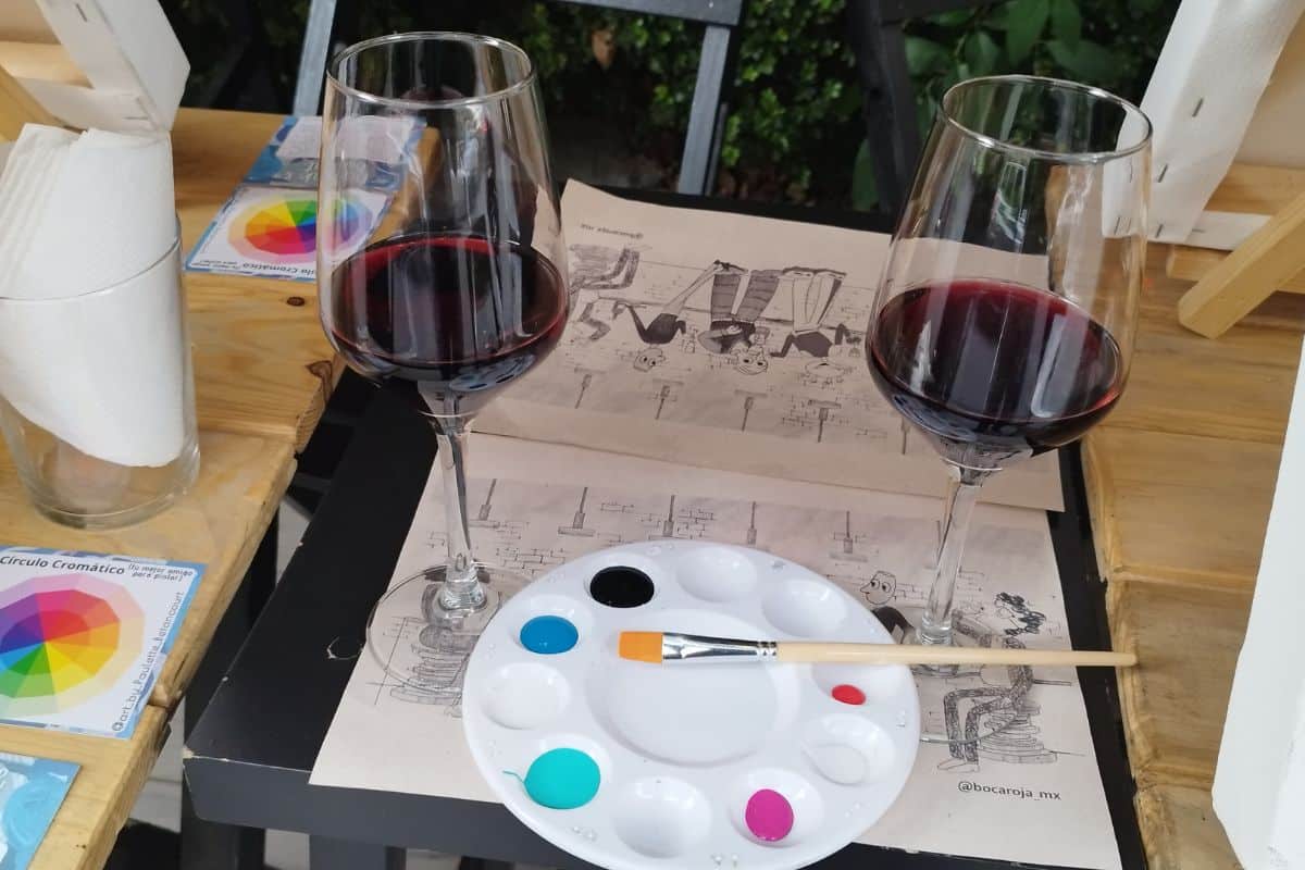 Drink & Paint, una clase de pintura con música, canapés y vino