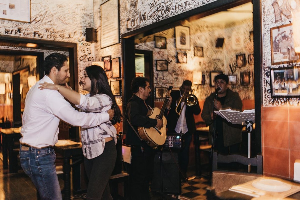 Pareja bailando música cubana en vivo dentro de La Bodeguita del Medio, restaurante-bar en la Roma Norte