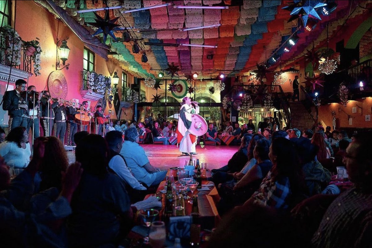 Espectáculo de folclore mexicano con mariachi en vivo y bailarines en el escenario del restaurante Guadalajara de Noche, CDMX