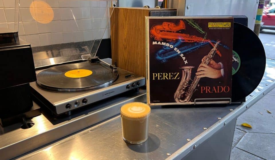 Café Tormenta, una cafetería callejera con tornamesa y vinilos