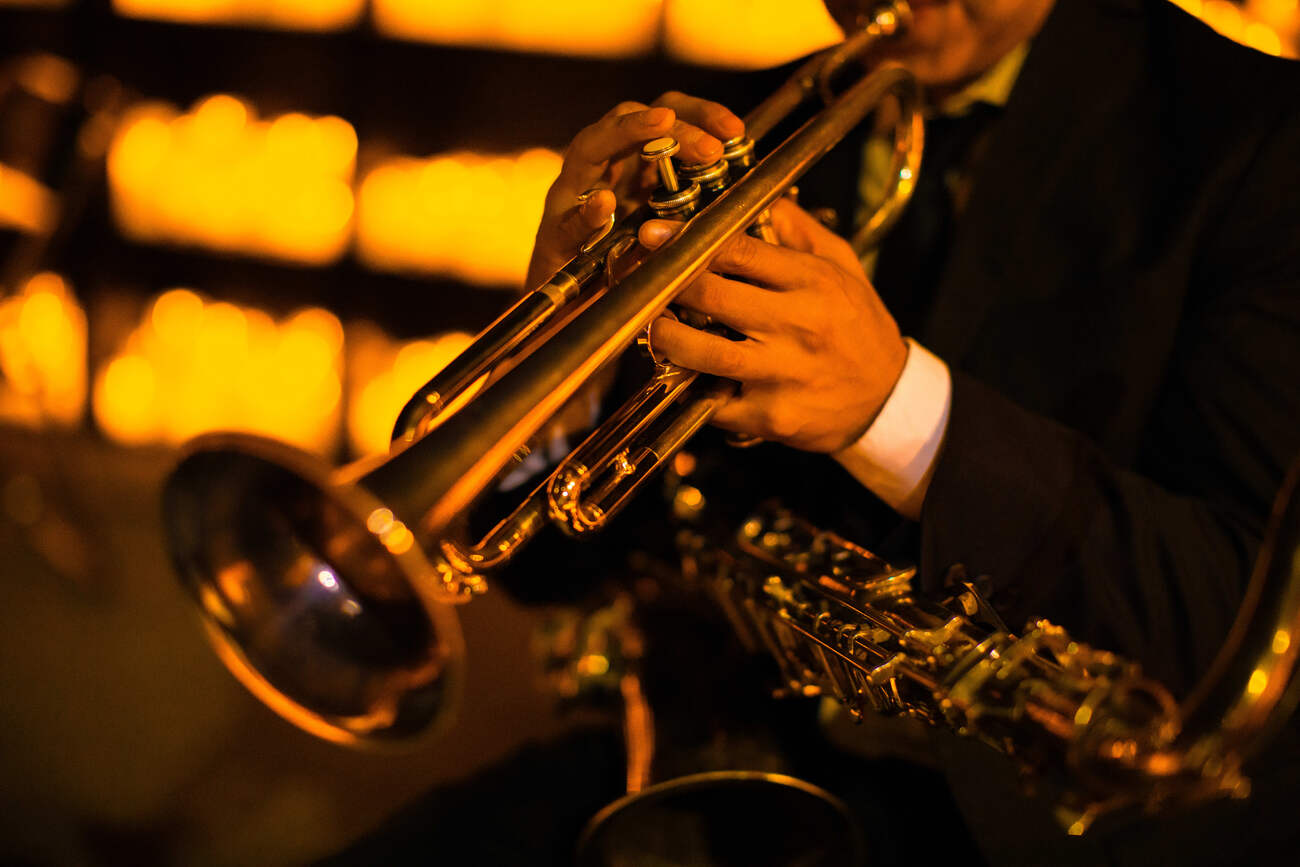 Primer plano de un músico tocando la trompeta durante un concierto Candlelight.