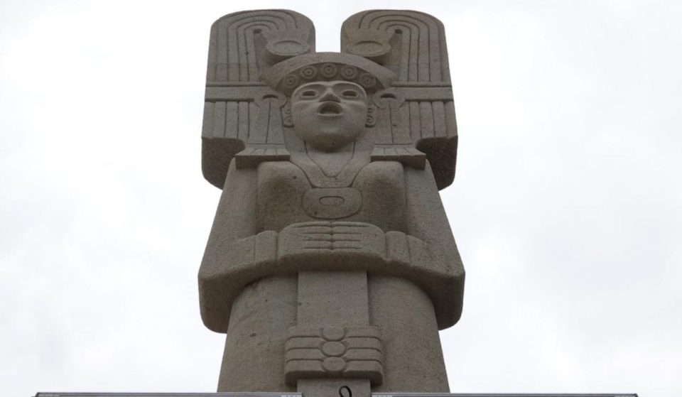 Instalan escultura de la Joven de Amajac en Reforma