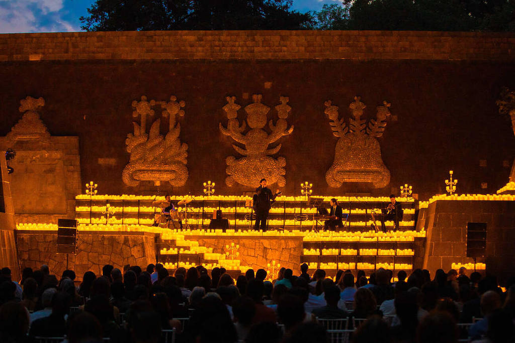 Plano general de un concierto Candlelight en le Bosque de Chapultepec en CDMX.