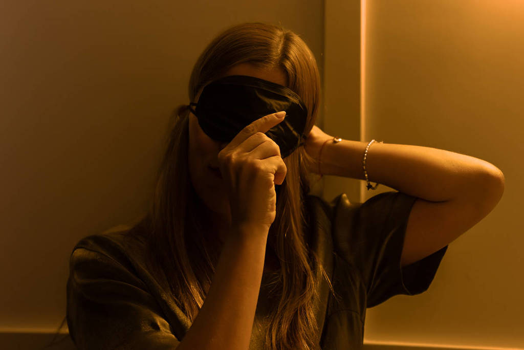 mujer colocándose venda en los ojos