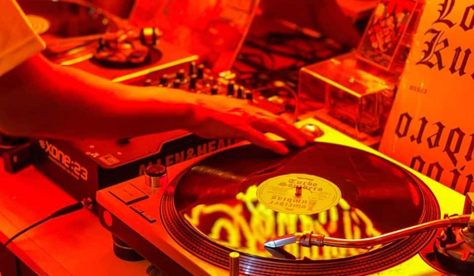 ¡Onda retro en estos lugares para escuchar vinilos en CDMX!