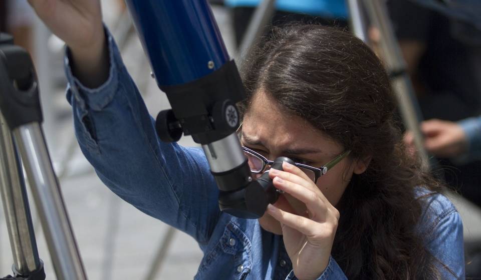 ¡Ve el eclipse de Sol en Iztapalapa con telescopios!