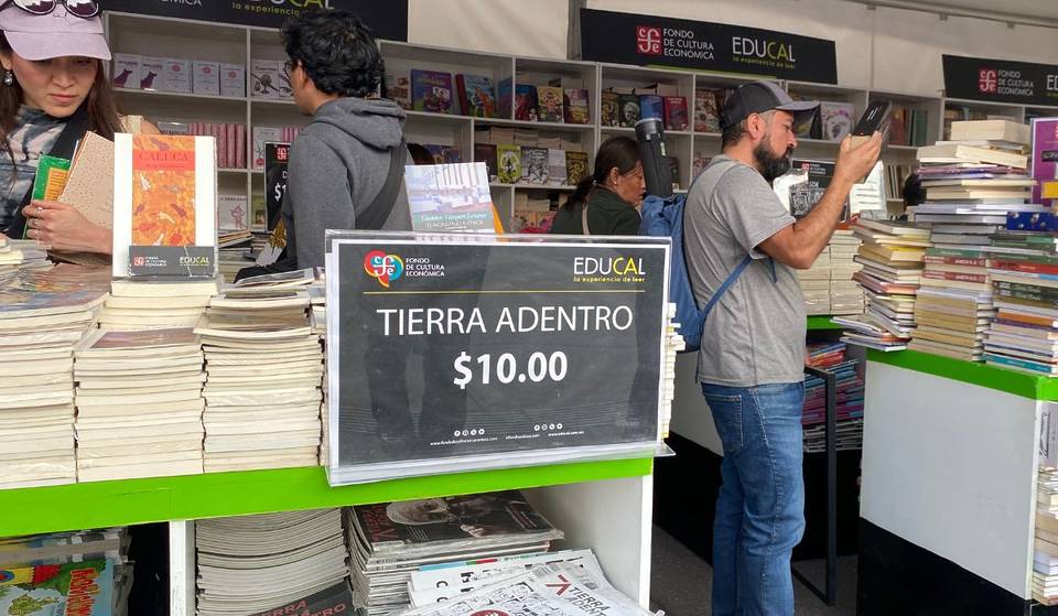 El Fondo de Cultura Económica tiene un bazar con libros de $10 a $100 en la verbena del Zócalo