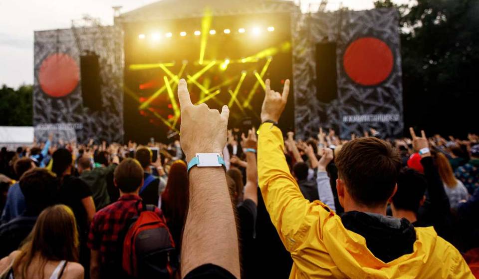 Are they going or staying? This is what will happen with cashless wristbands at festivals