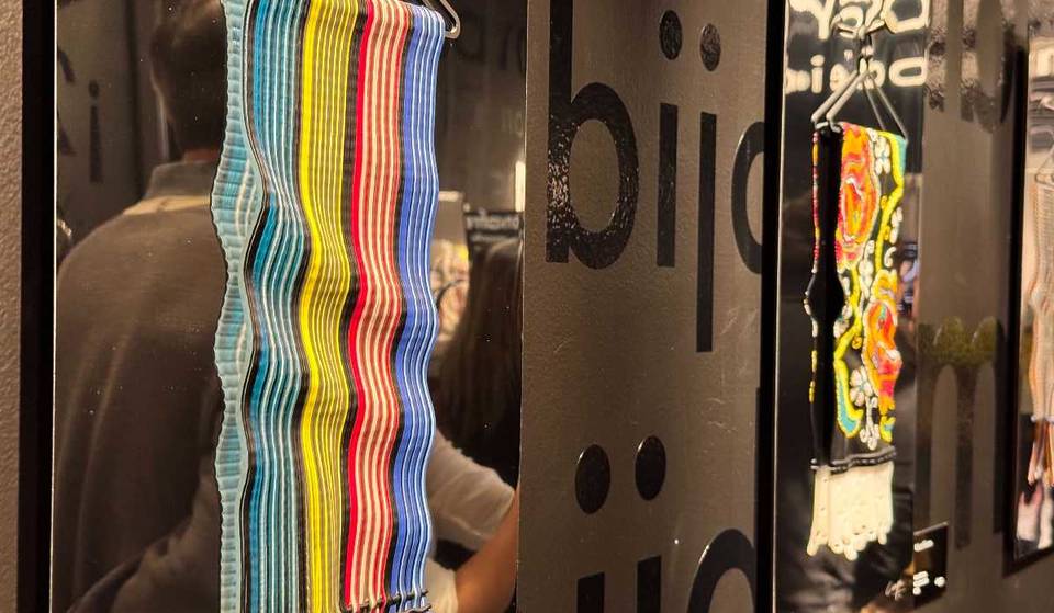 Rebozos y bolsas hechas con vidrio en la nueva exposición del Museo de Arte Popular