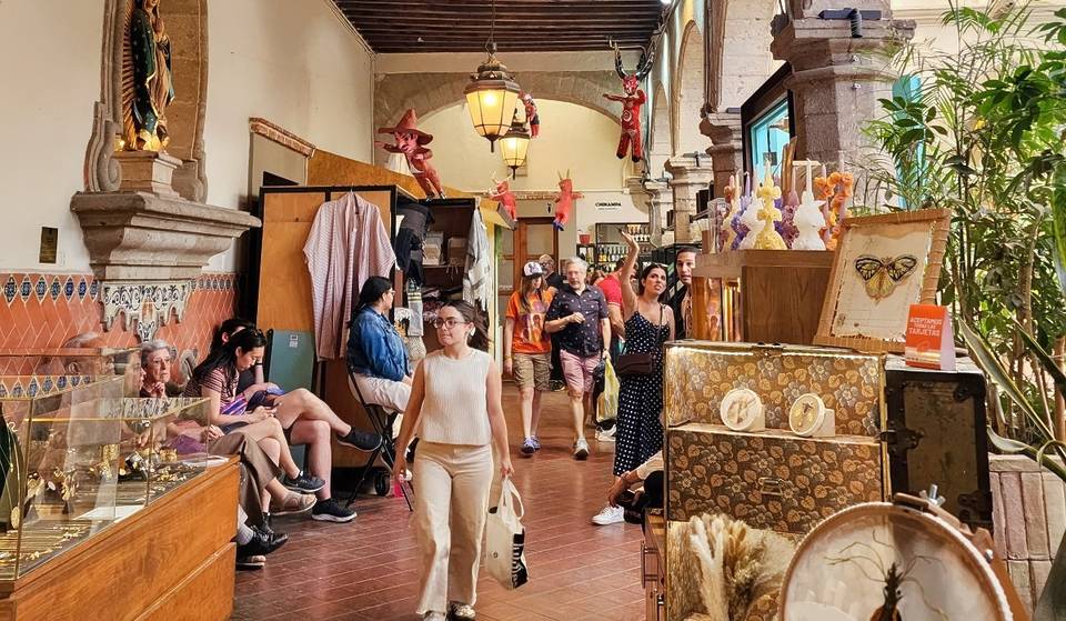 You will be able to see the unique exhibition of Judas’ private collection at Bazaar del Sábado