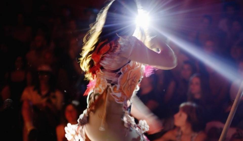 Disfruta de distintos performances inmersivos de cabaret GRATIS en Jardin Rouge