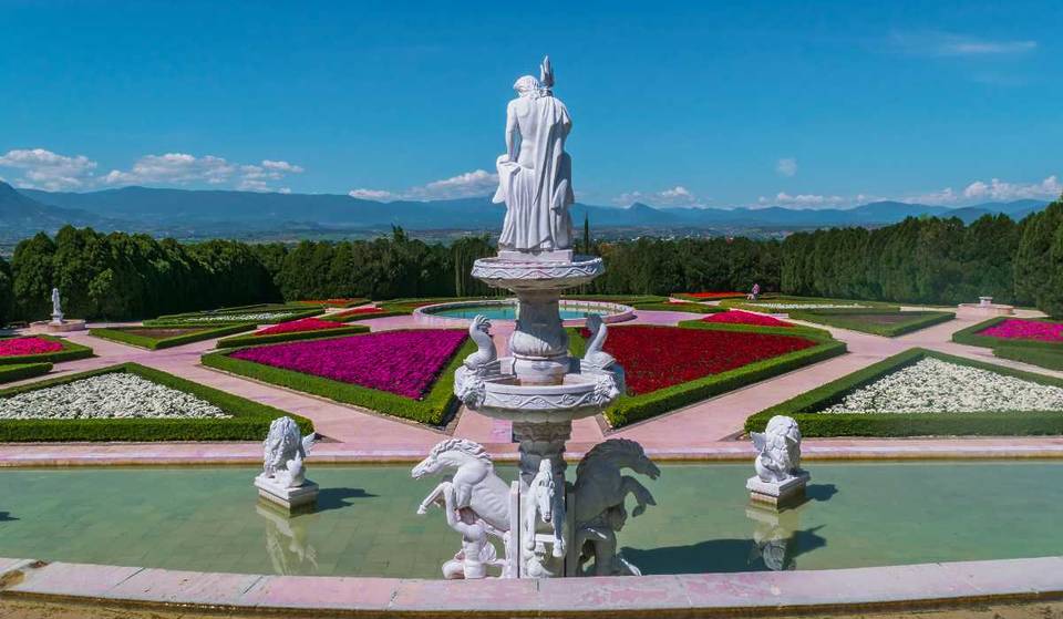 Labyrinth and more than five themed gardens in this place less than two hours from Mexico City.