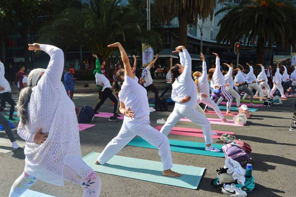 Clase masiva de yoga en CDMX