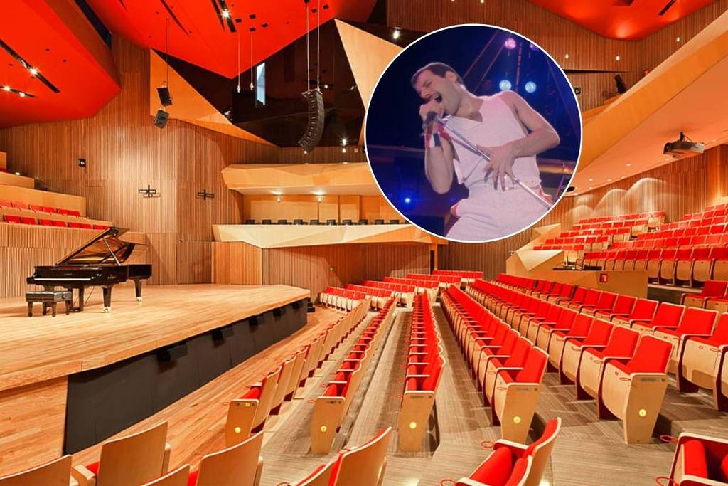 Interior del Centro Cultural Roberto Cantoral, y una antigua foto de Freddie Mercury durante un concierto.