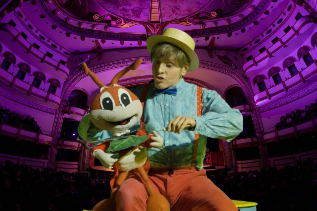cri cri show in the historic center of downtown cdmx