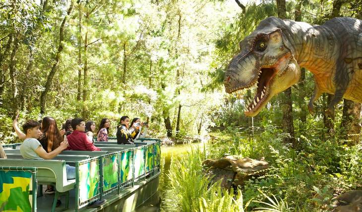 Río Jurásico: el safari de dinosaurios con movimiento que puedes recorrer a bordo de un bote