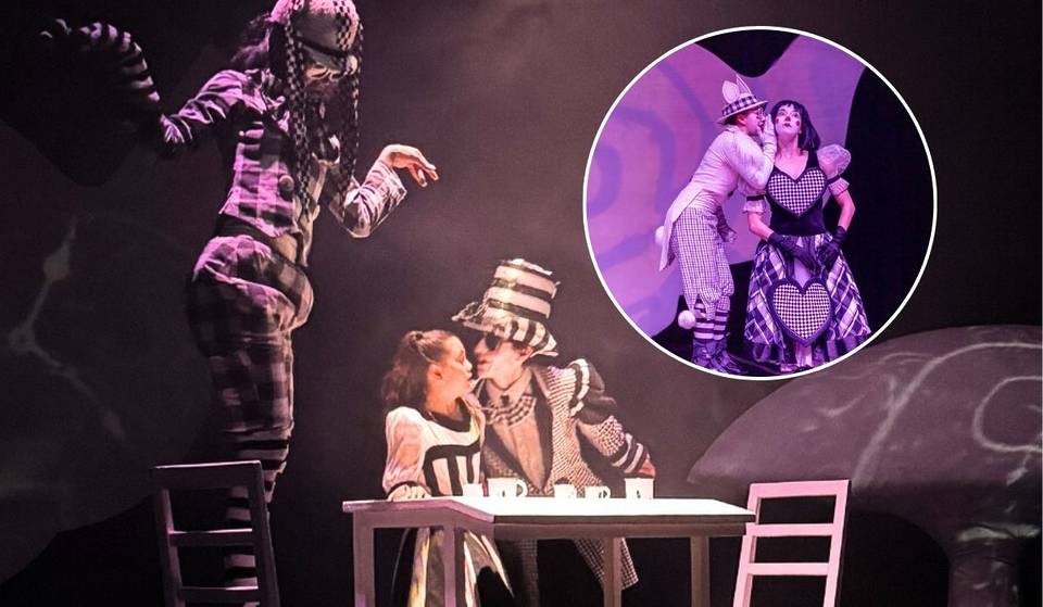 Alicia en el País de las Maravillas en una obra de teatro inmersiva: efectos multimedia, luces y un sueño surreal sobre el escenario