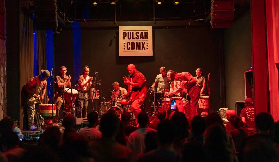 Conéctate con la energía de Pulsar: a fiesta que transforma los lunes con ritmos en vivo y buenas vibras