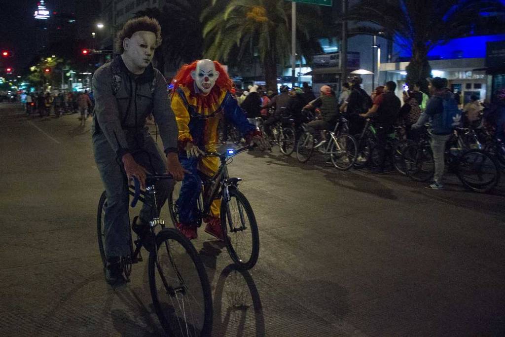 Paseo nocturno de Día de Muertos