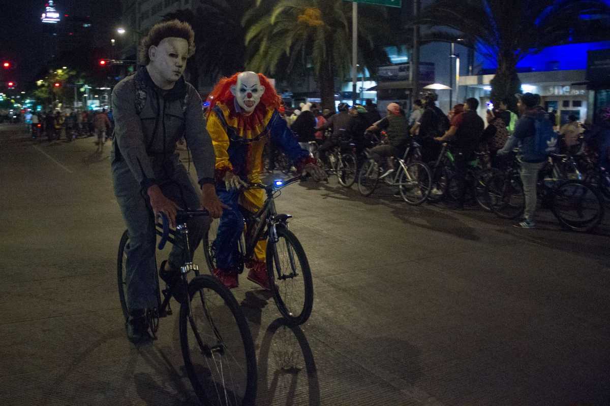 Paseo nocturno de Día de Muertos