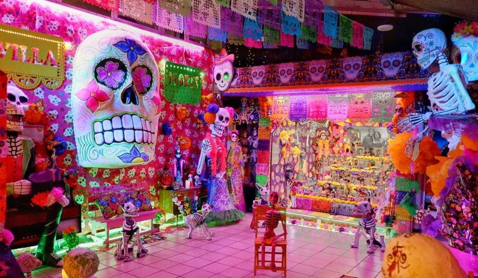 La mega ofrenda instalada en el patio de unos abuelos de CDMX: es de entrada libre, habrá música y entrega de dulces