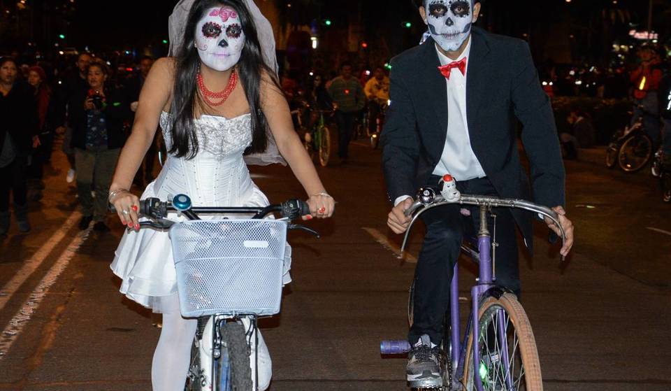 Pedalea disfrazado por la CDMX en el Paseo Calaverita, la rodada gratis del Día de Muertos