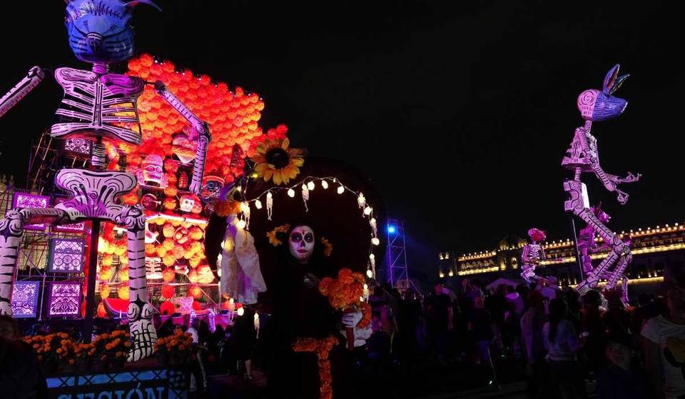¡Última Oportunidad! Ofrendas monumentales gratis, figuras enormes y altares llenos de color en esta guía de ofrendas imperdibles de Día de Muertos en la CDMX