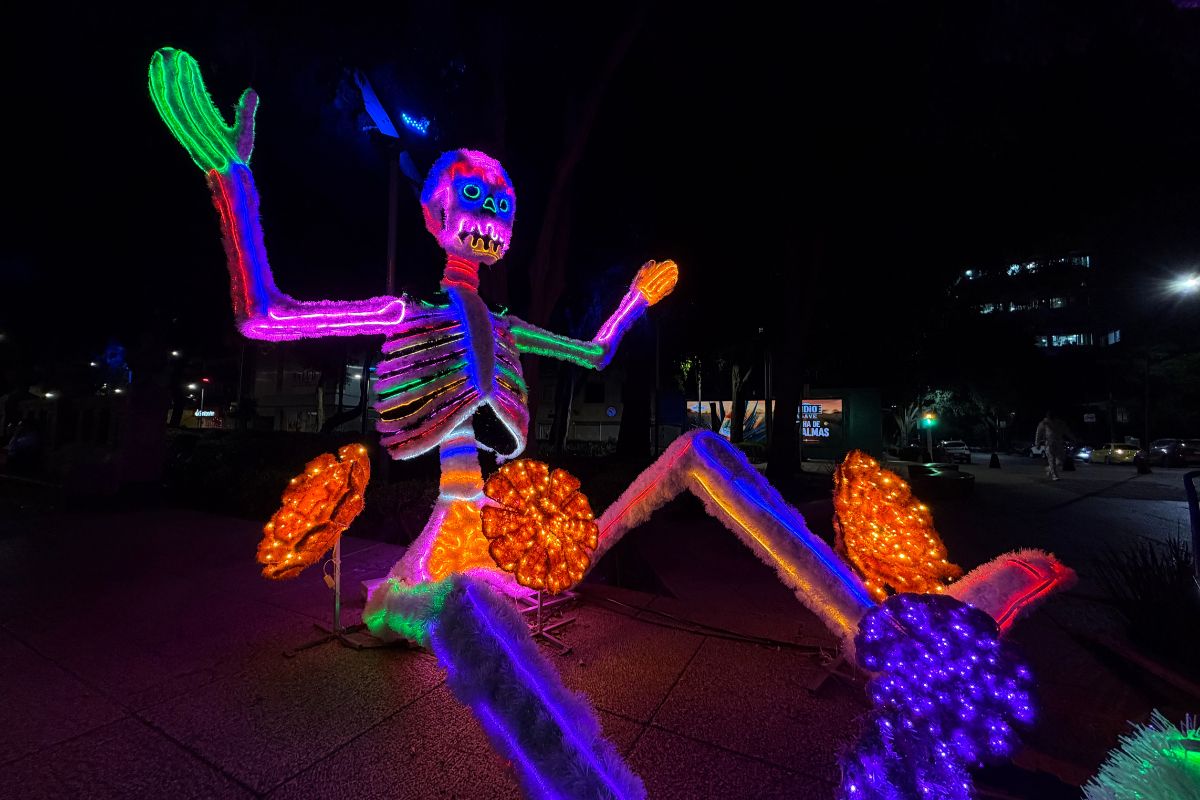 figuras día de muertos en paseo de la reforma