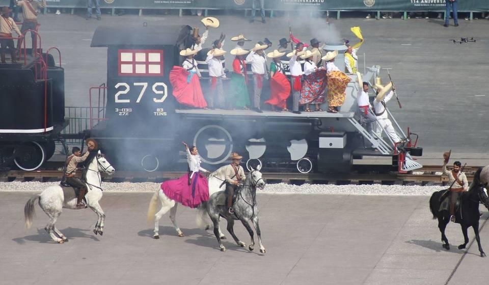 Helicópteros, avionetas y una locomotora real llegan al Zócalo: descubre la increíble exhibición que acompaña el desfile de la Revolución Mexicana