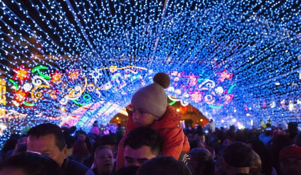 ¿Hasta cuándo podrás visitar el túnel monumental de luces en el Zócalo de CDMX? Fechas, horarios y todo lo que debes saber