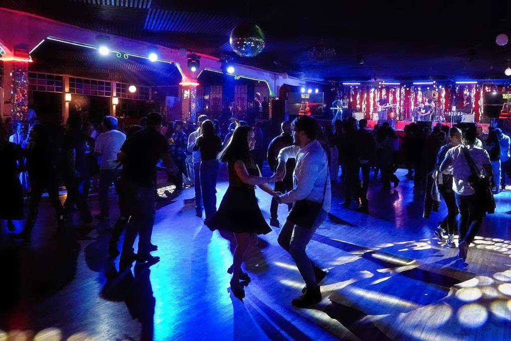 Gran baile de máscaras en Salón Los Ángeles