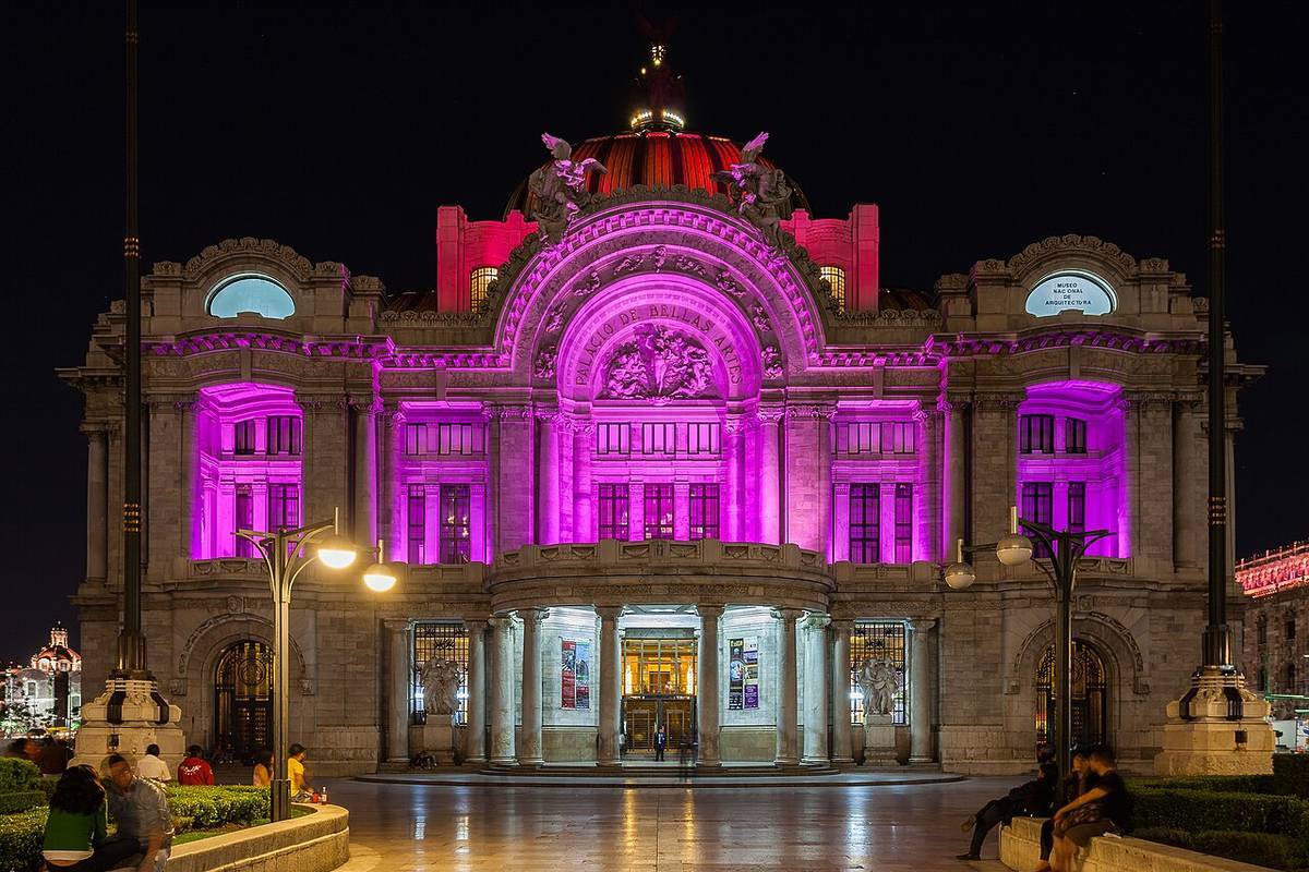 Fachada del Palacio de Bellas Artes de CDMX iluminada por la noche