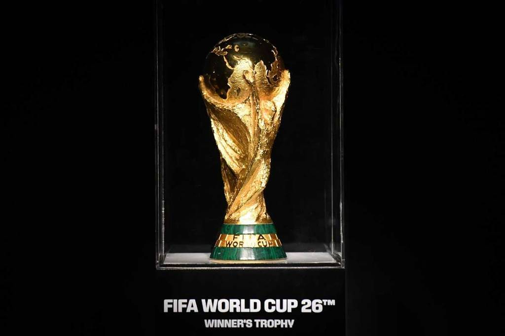 World Cup trophy arrive in Mexico City?