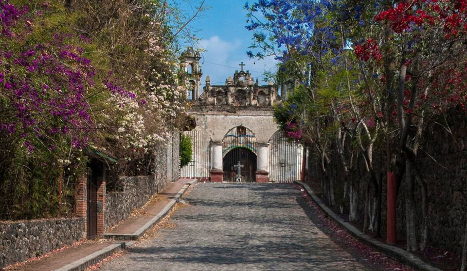 Muchos van a Tepoztlán, pero pocos conocen este pueblo mágico a 90 minutos de CDMX con bóvedas góticas, momias y paisajes montañosos