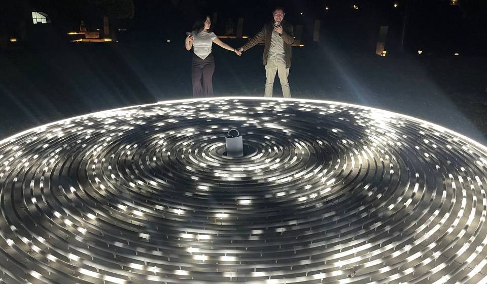 En el hermoso jardín escultórico del Museo de Arte Moderno, encontrarás una nueva exposición nocturna, con obras que se transforman constantemente con tu presencia