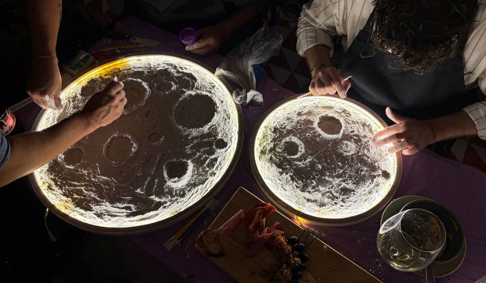El taller donde creas tu propia lámpara de luna con cráteres y relieves: una experiencia mágica en una terraza de la CDMX