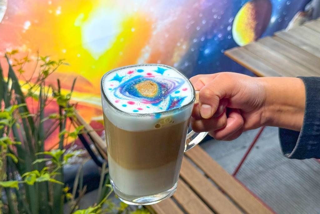 space-themed café in Mexico City cosmostar