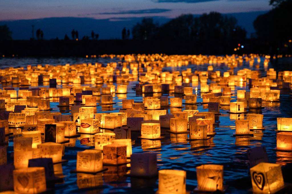 Faroles sobre el agua para honrar la memoria en un lago de Ciudad de México