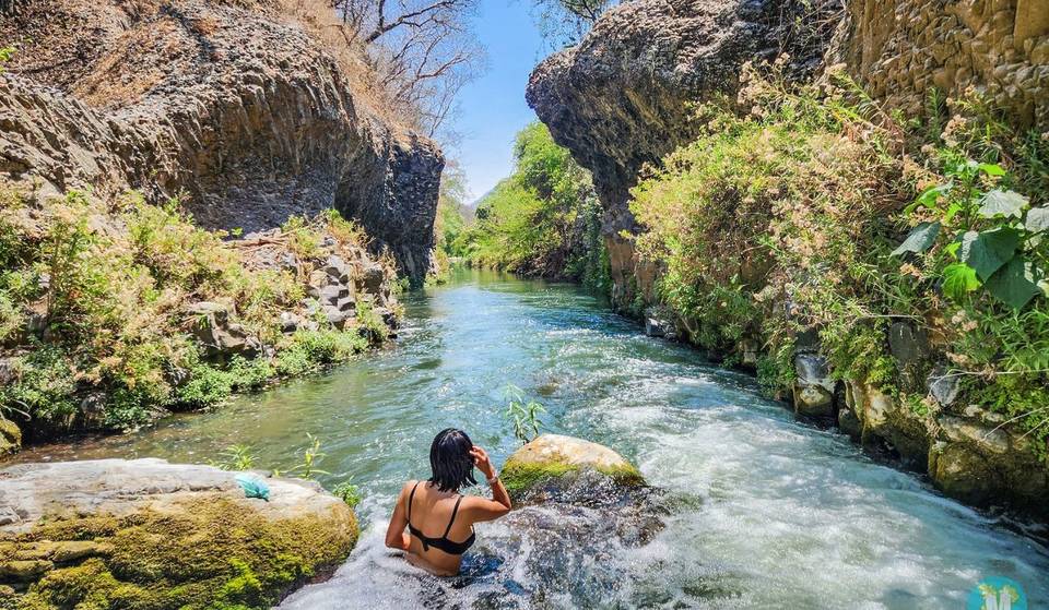 Few people know about the canyon with natural slides, pools, and waterfalls in this magical town near Mexico City. Perfect for Holy Week!