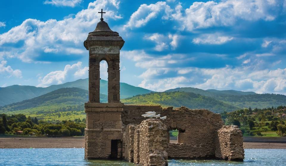 Pocos saben que se puede nadar en este pueblo hundido y pasear en kayak junto a una parroquia de 1536