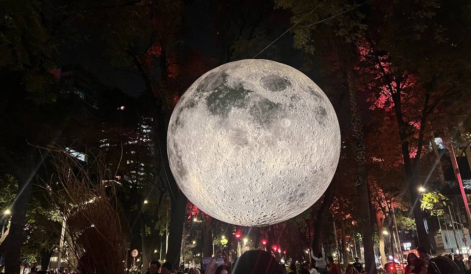 The Moon will stay on Reforma for a few more days: you’ll be able to see it during the Easter break