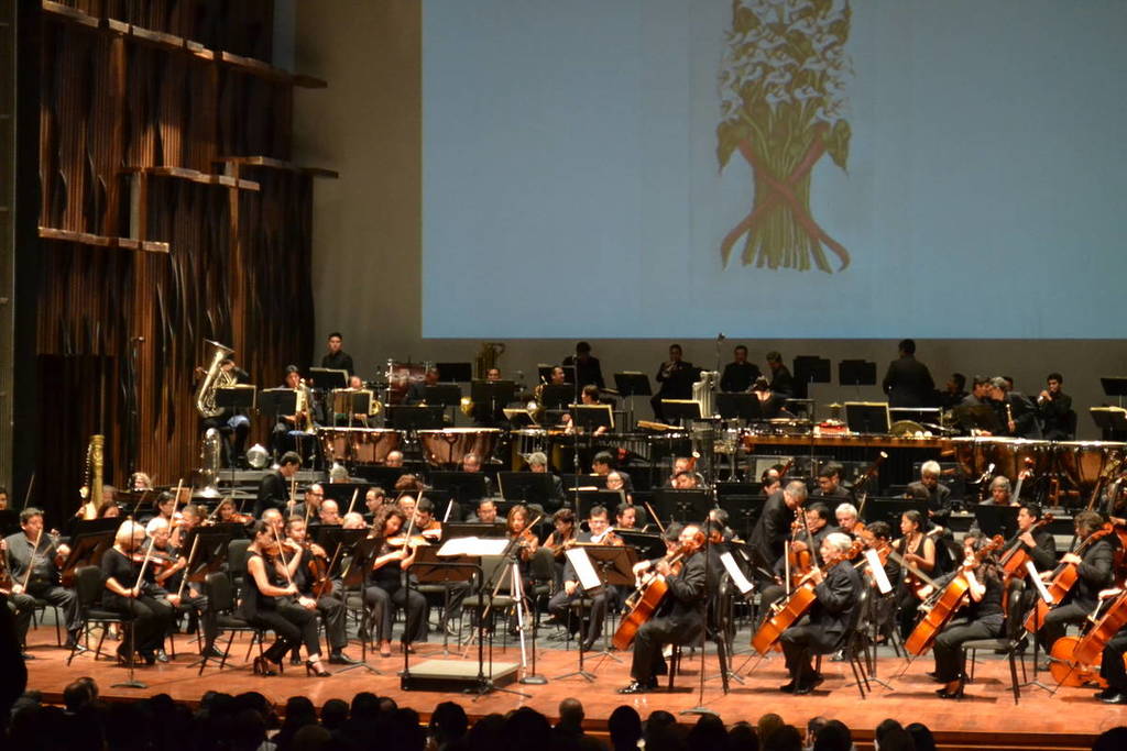 Plano general de la Orquesta Sinfónica Nacional (OSN) en el Palacio de Bellas Artes de CDMX.