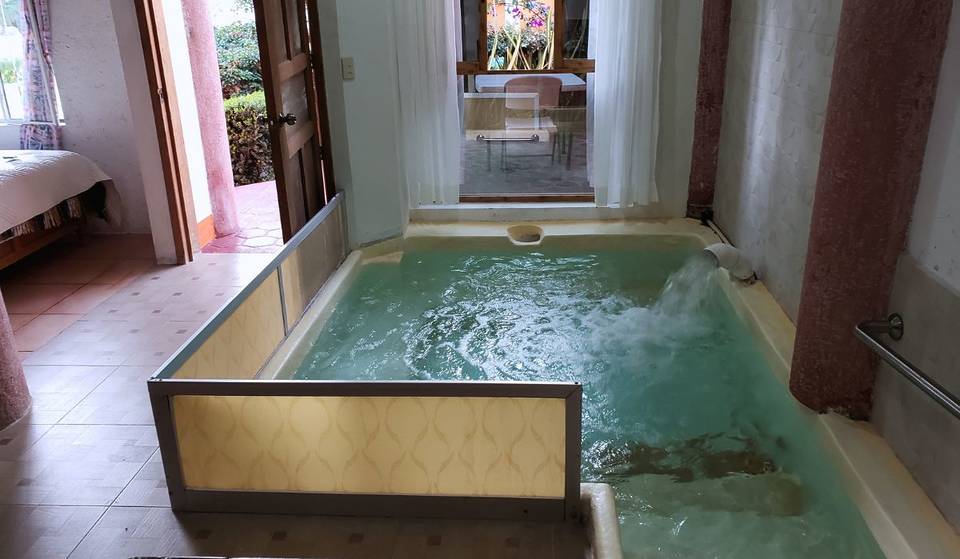 El balneario que tiene pozas privadas de aguas termales: el hospedaje en este paraíso incluye el desayuno y la entrada cuesta $140