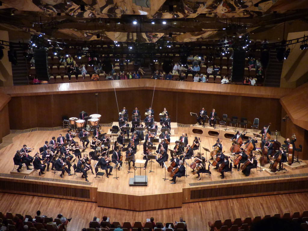 Plano general de la OFUNAM durante un concierto en la Sala Nezahualcóyotl de CDMX.