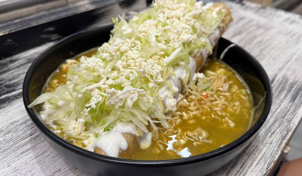 Flautas ahogadas en Maruchan por menos de $100: este es el local en un mercado de CDMX que sirve la monchosa fusión