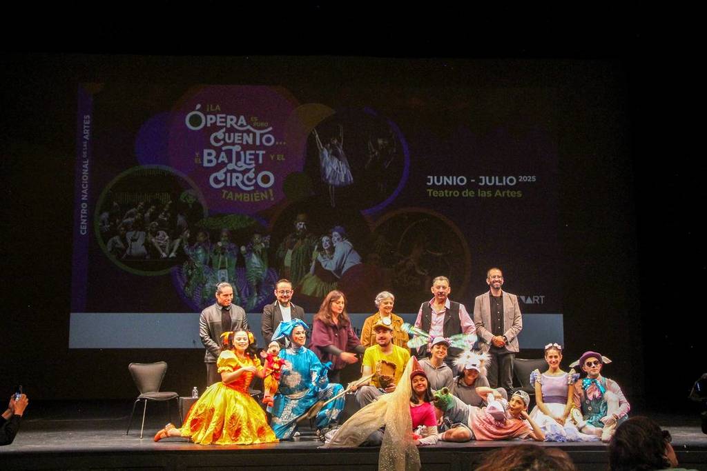 El elenco de un espectáculo de "La ópera es puro cuento" posa al termianr su espectáculo frente al público.