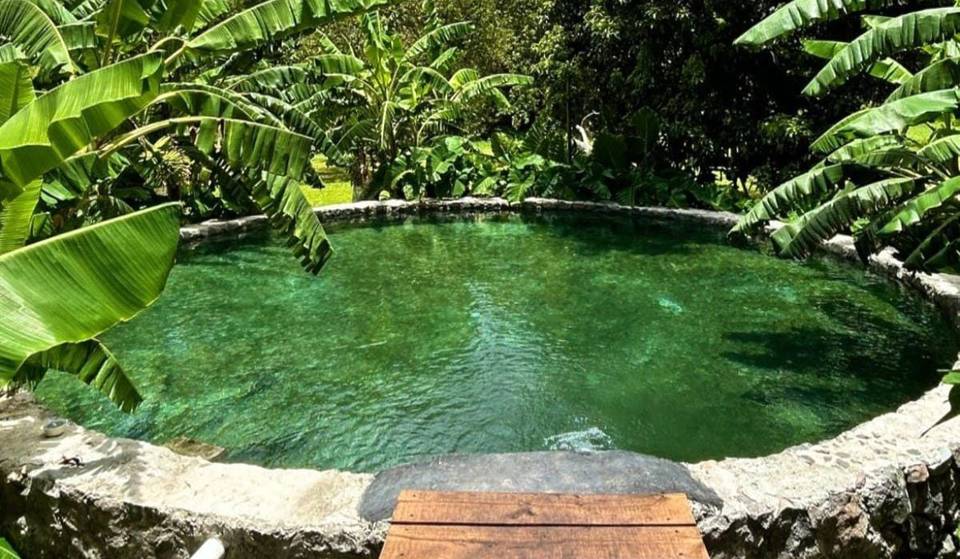 Este campamento oculto con albercas de manantial privadas se puede rentar por solo $1500 (pueden entrar hasta 10 personas por este precio)