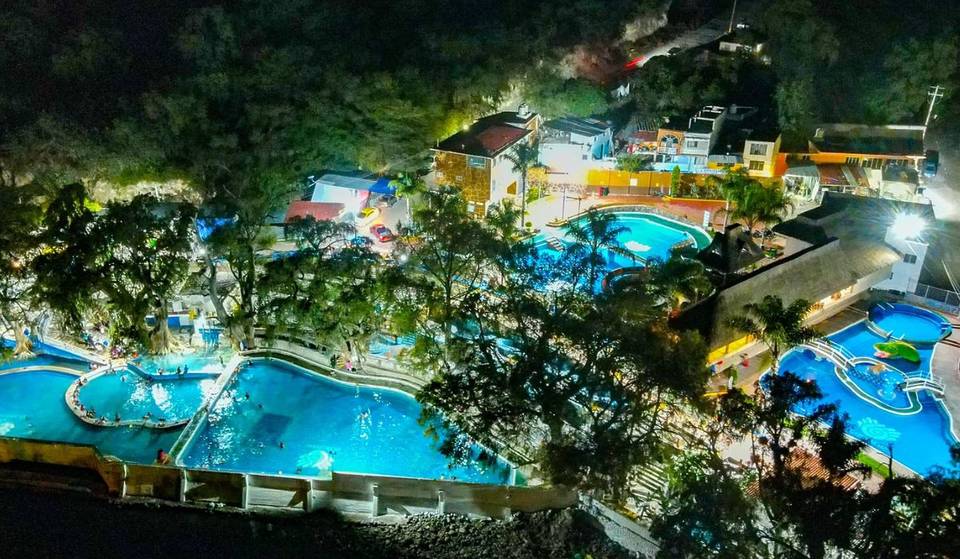 24-hour water park with admission at $150: slides, hot springs, and thermal caves to visit at the last minute during the long weekend