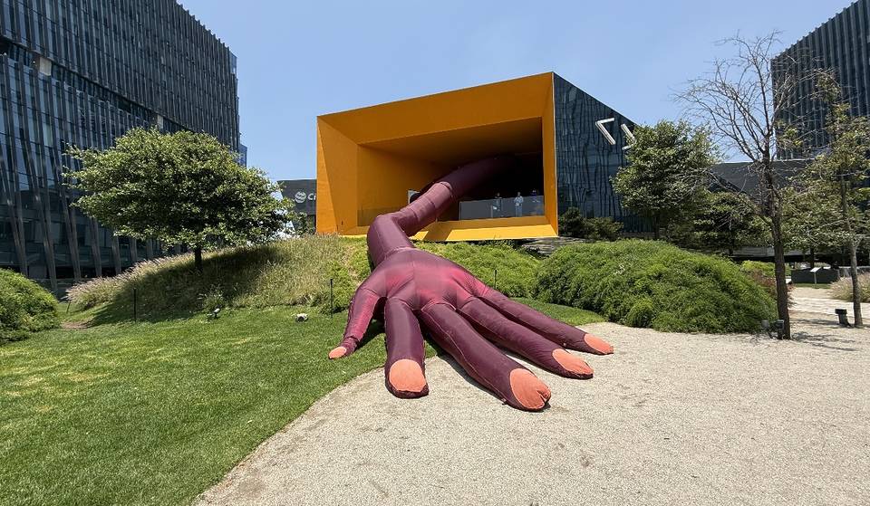 Una enorme mano púrpura emerge en Artz Pedregal: conoce la nueva instalación inmersiva de entrada gratuita